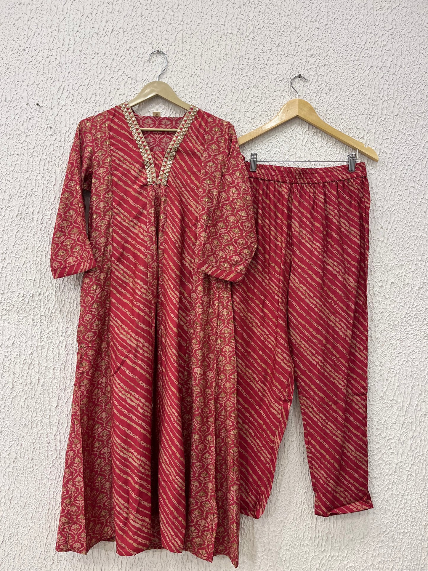 Pink muslin kurta set with embroidery