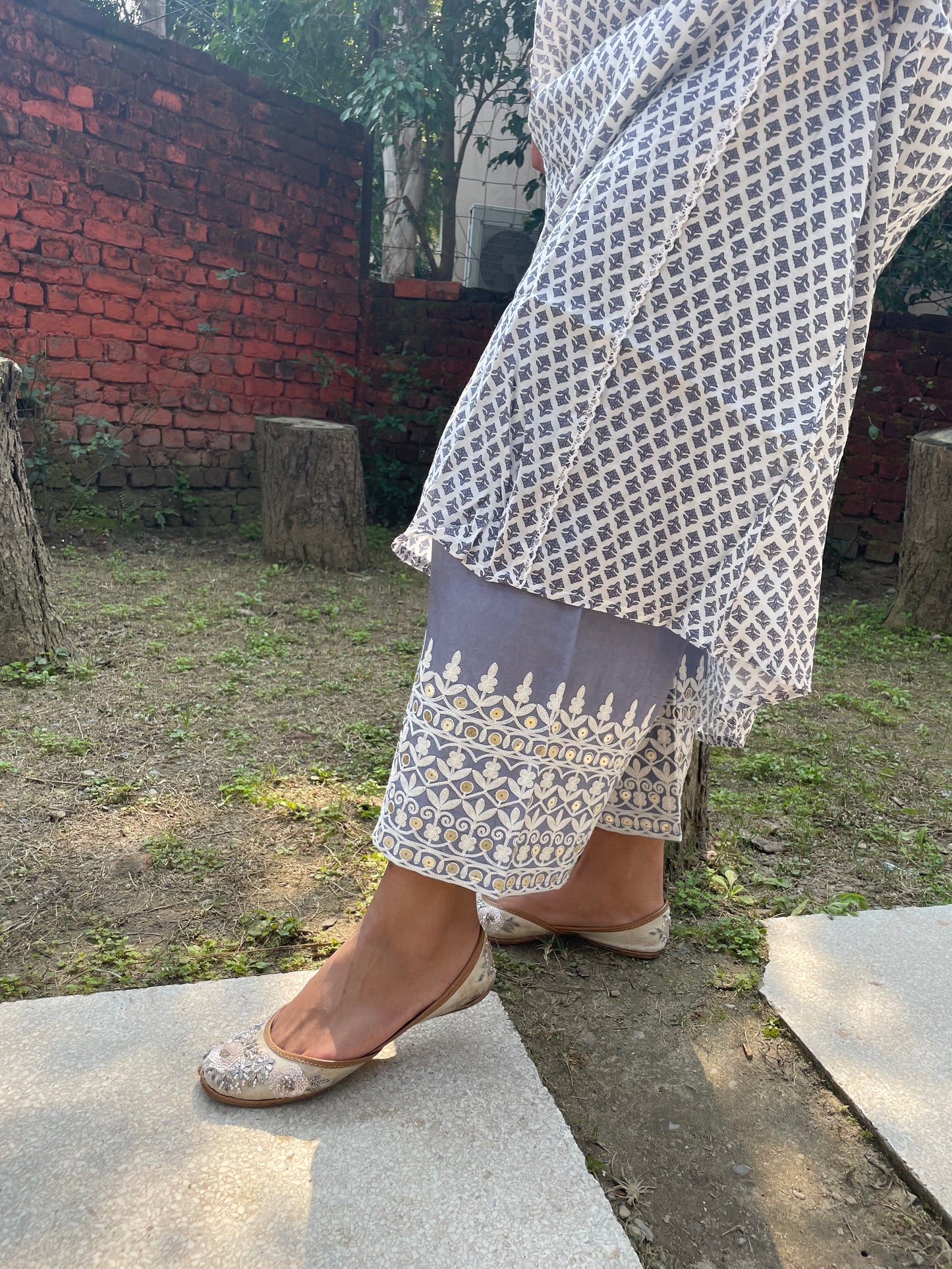 White Floral printed Mul cotton kurta set with embroidery