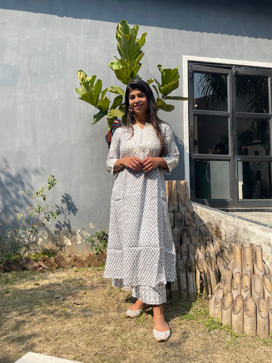White Floral printed Mul cotton kurta set with embroidery