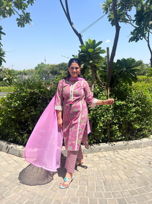 Pink Cotton Printed Dupatta Set with Lace detailing.